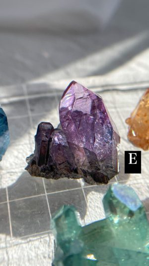アーカンソー水晶 レインボーオーラ ちいさな宝石たち　Eコスモヴァイオレットオーラ/Fタンジェリンオーラ３つ - E