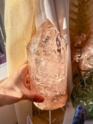 入手困難・世界でたった一つディープスモーキーピンク🩷最高品質ピンクアゼツライト特大タワー🌈の煌めき2.5kg高さ23cm！
