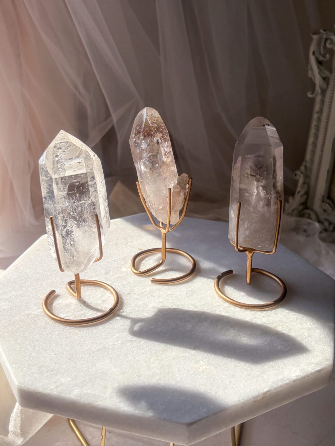 珍しい柱面△Crystal Archive ― 光の記憶 文字が浮かび上がるような