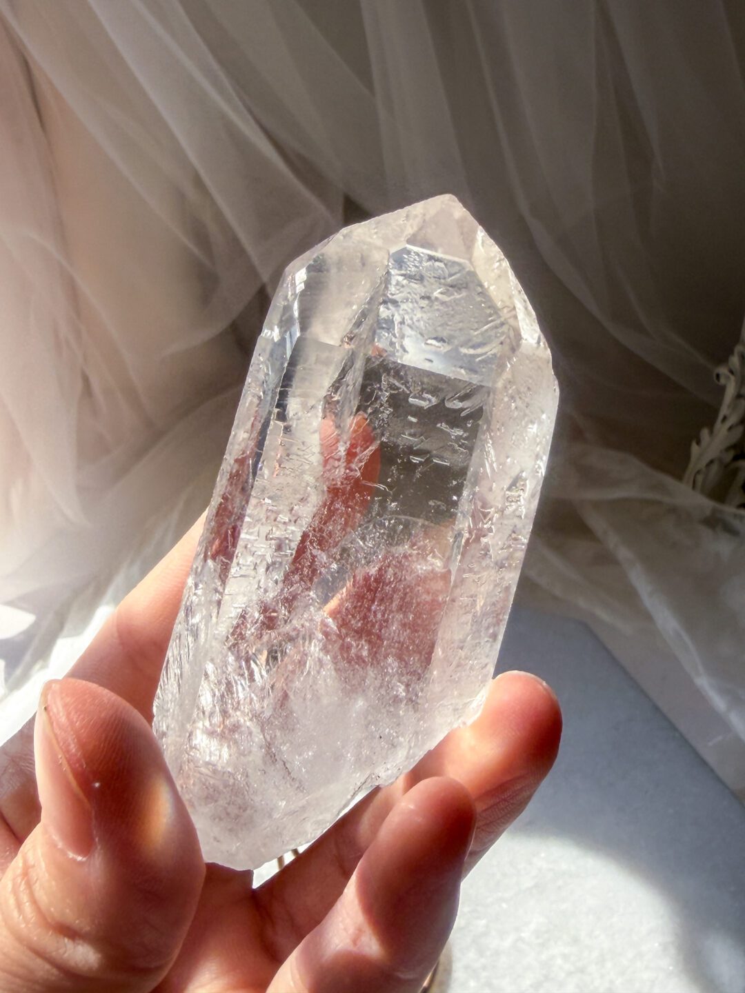 珍しい柱面△Crystal Archive ― 光の記憶 文字が浮かび上がるような