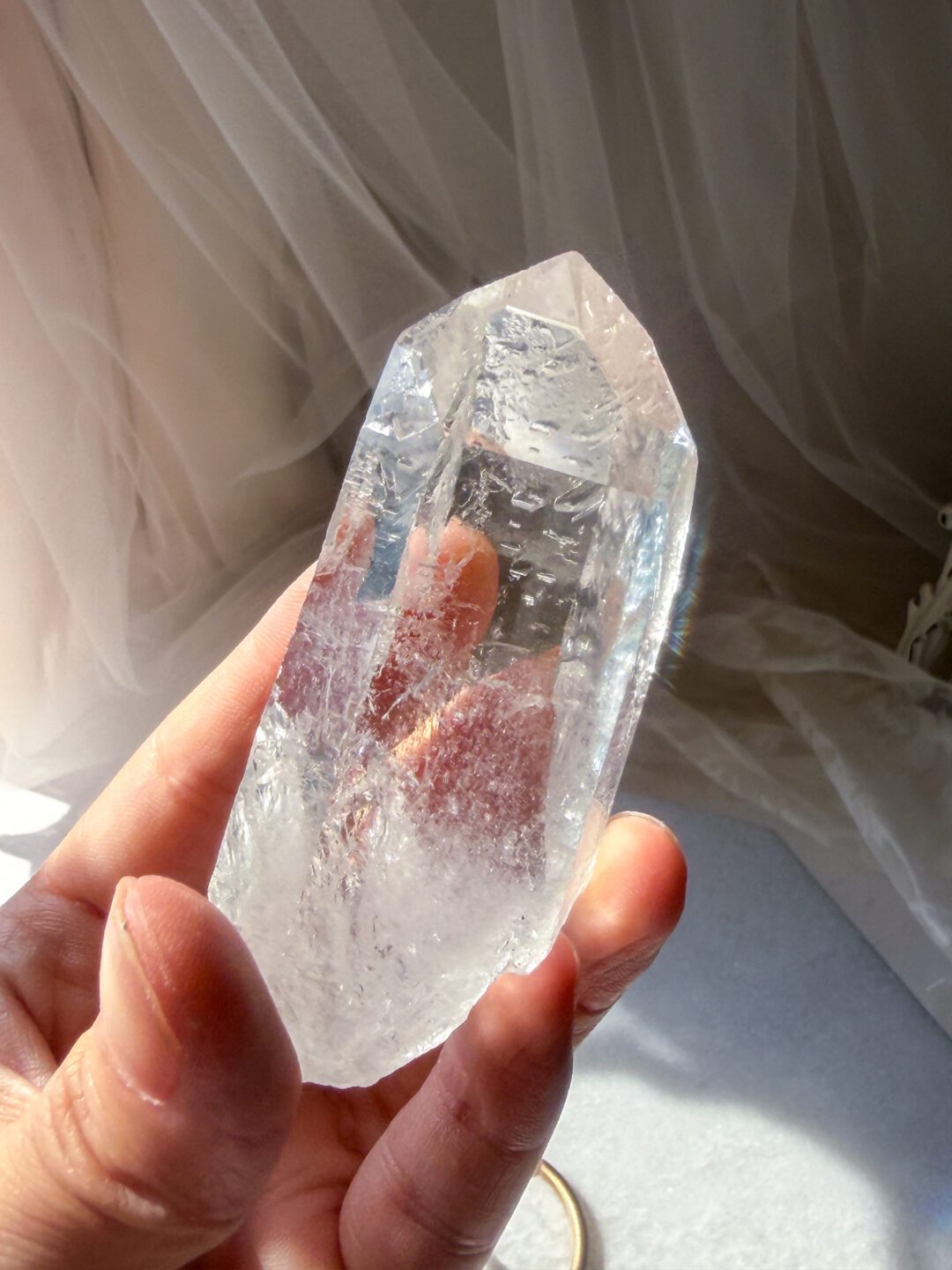 珍しい柱面△Crystal Archive ― 光の記憶 文字が浮かび上がるような