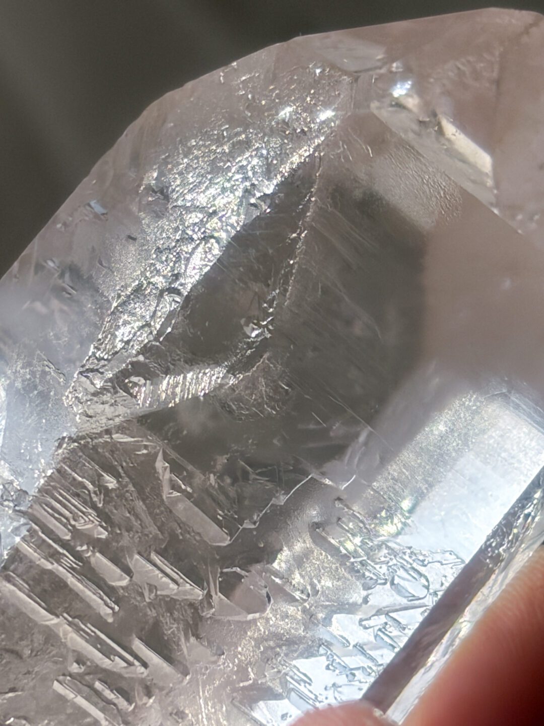 珍しい柱面△Crystal Archive ― 光の記憶 文字が浮かび上がるような