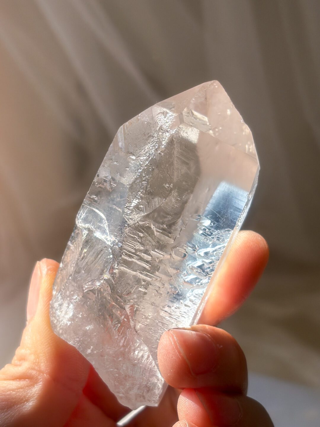 珍しい柱面△Crystal Archive ― 光の記憶 文字が浮かび上がるような