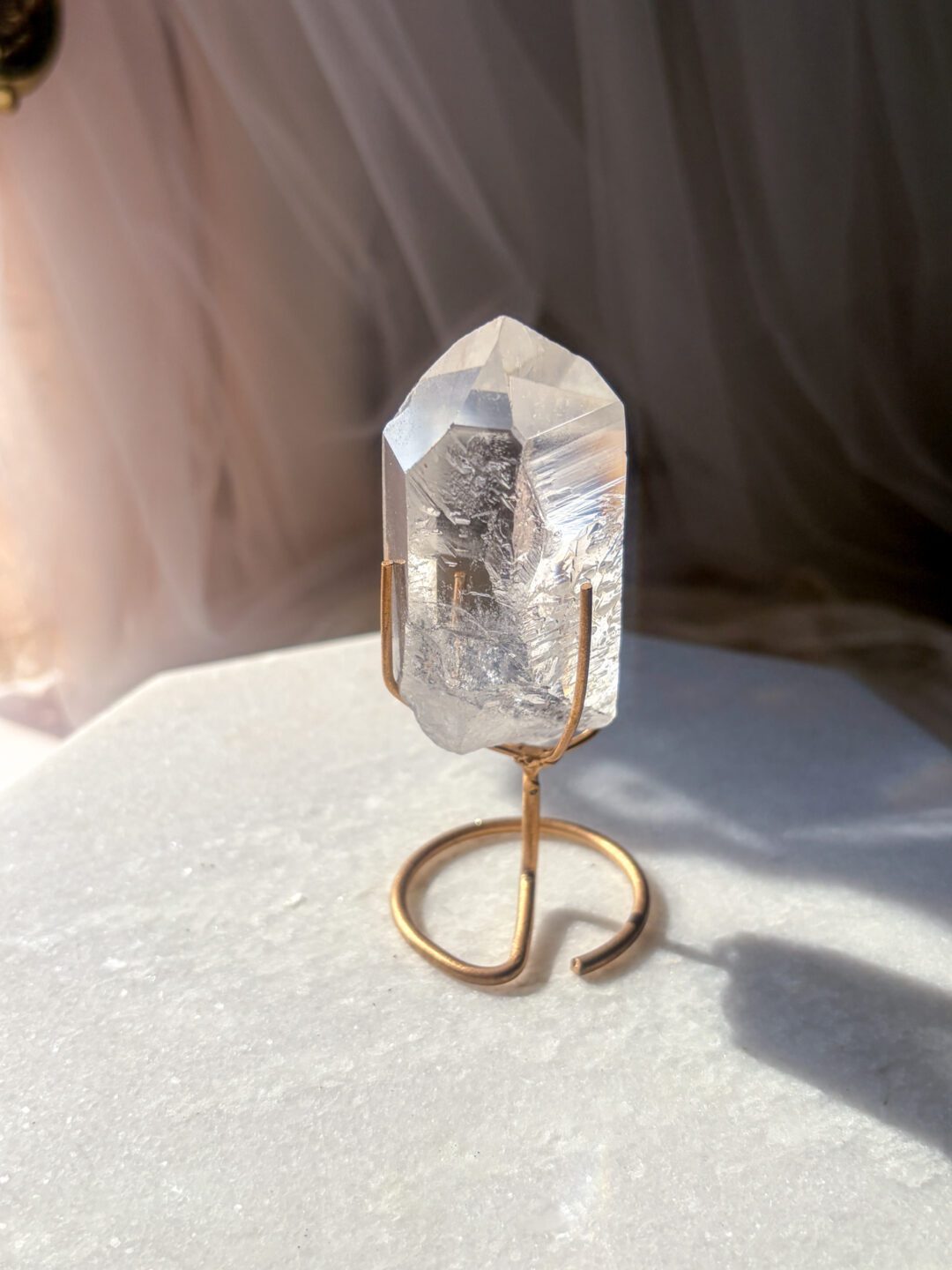 珍しい柱面△Crystal Archive ― 光の記憶 文字が浮かび上がるような
