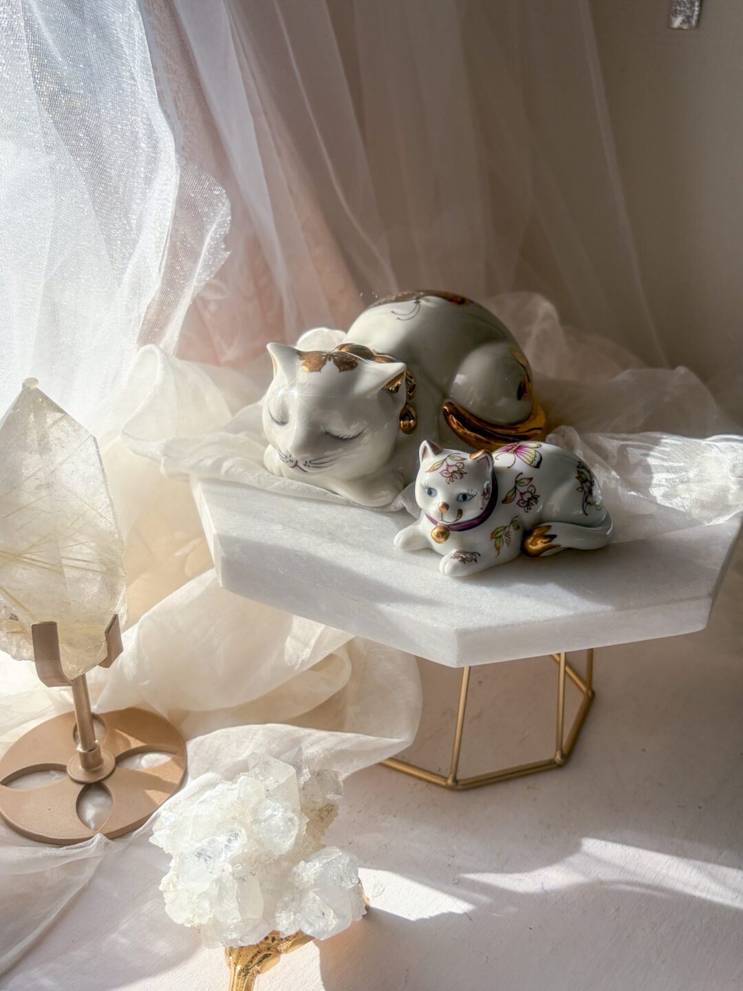 七宝 猫 置物 2体 花柄 金彩 ヴィンテージ インテリア USA Vintage✧ かわいい薩摩猫 ちゃんズ SET 日本骨董 金彩の花と蝶と